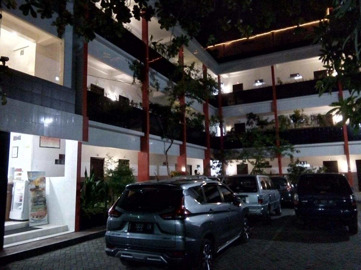 Hotel Surakarta Tulungagung Bagian luar foto