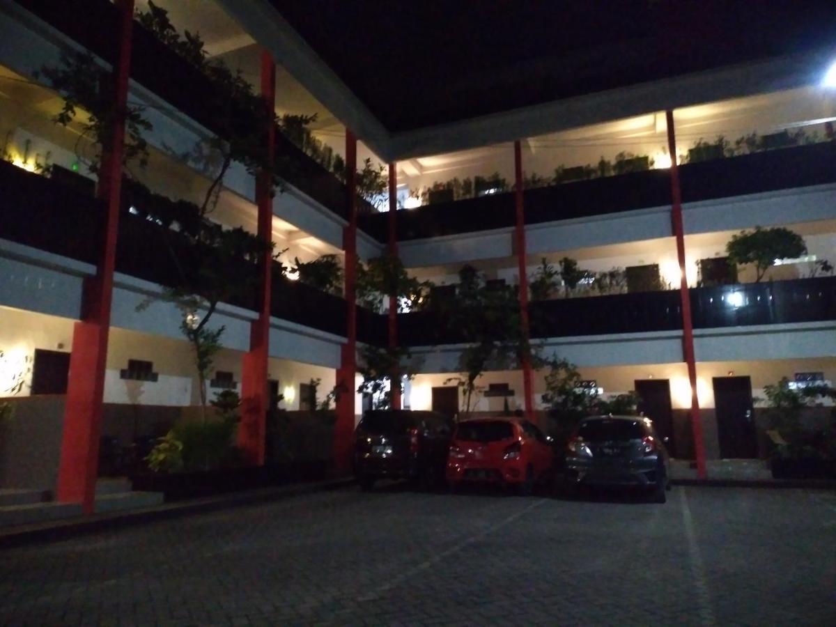 Hotel Surakarta Tulungagung Bagian luar foto